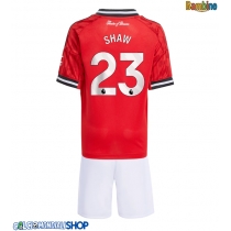 Maglie da calcio Manchester United Luke Shaw #23 Prima Maglia Bambino 2025-26 Manica Corta + Pantaloni corti)